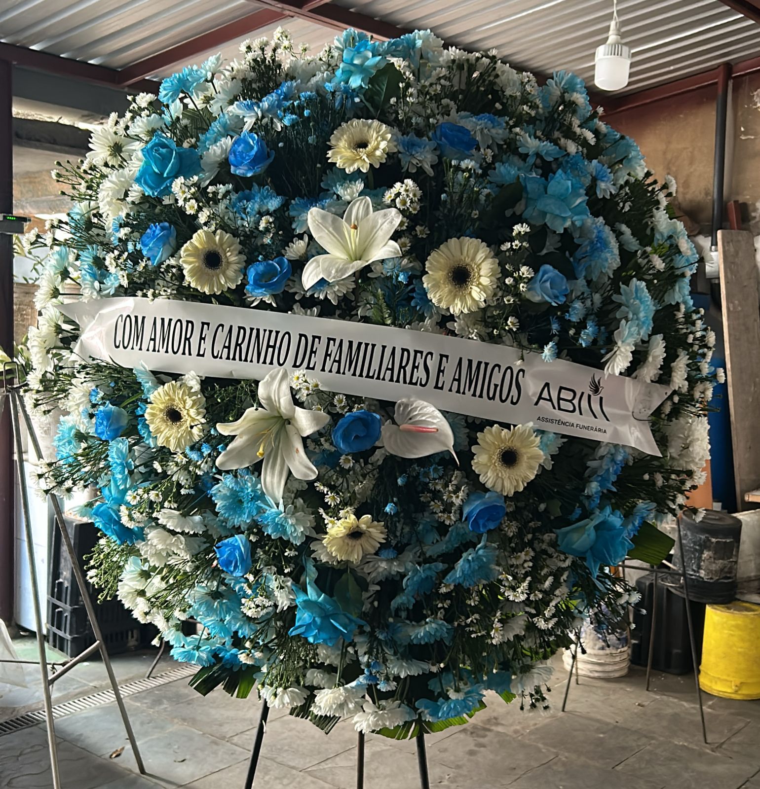 Coroa de flores azul e branca
