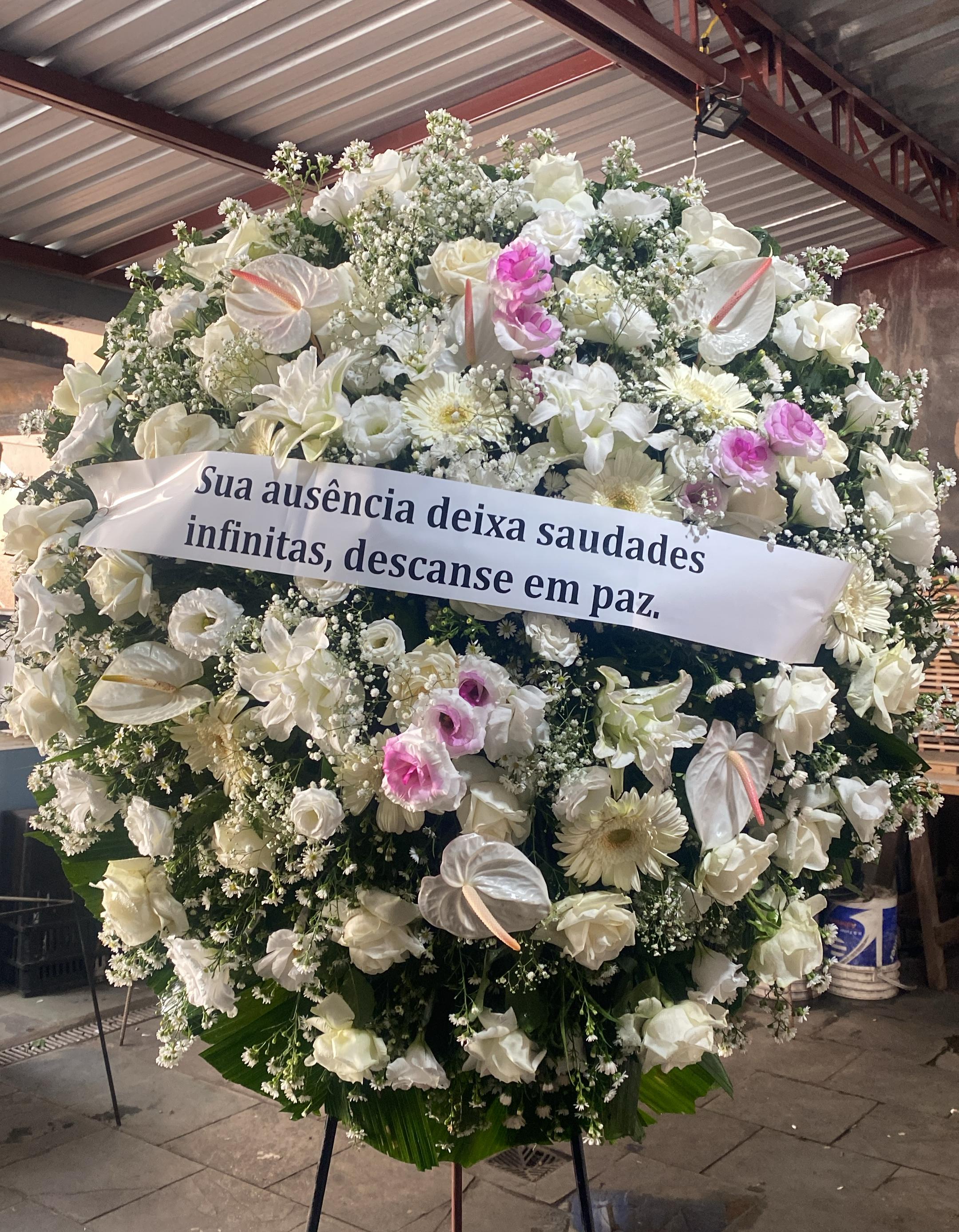 Coroa de flores branca e rosa montada
